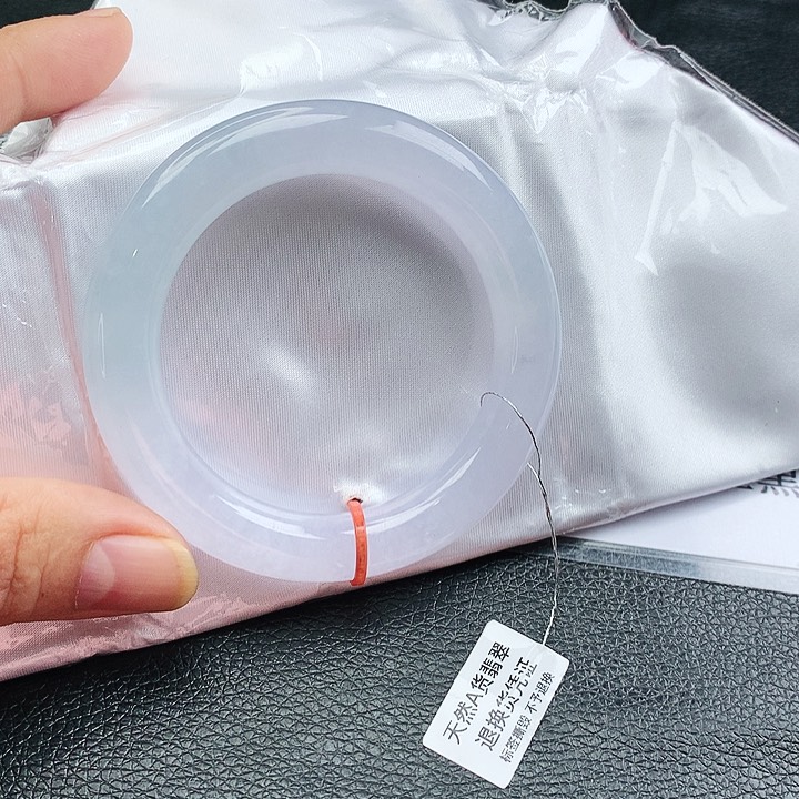 翡翠手镯未镶嵌?*啊天然翡翠手镯