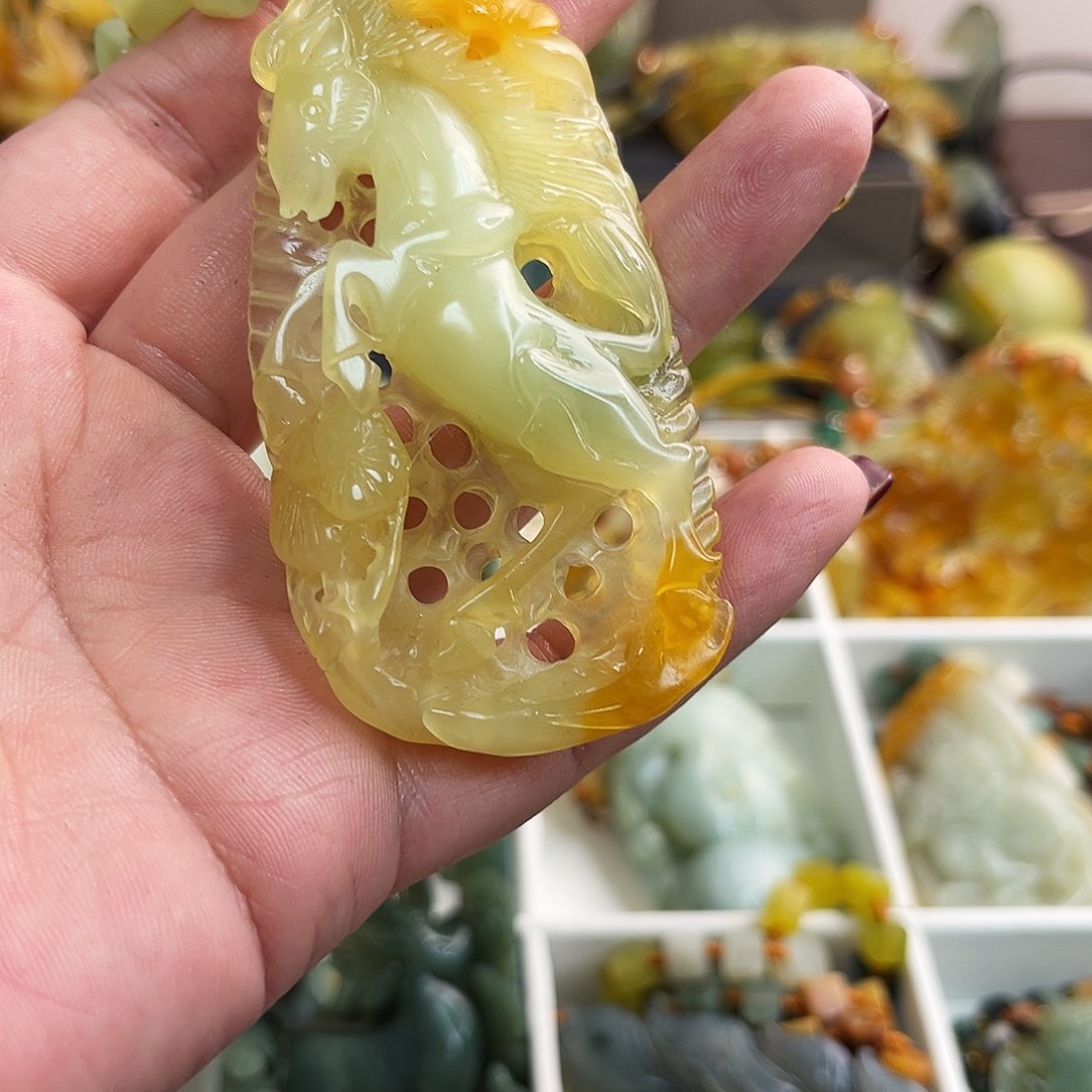 蛇纹石玉颈饰未镶嵌