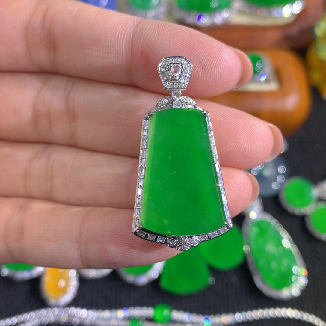 翡翠18K金镶嵌颈饰