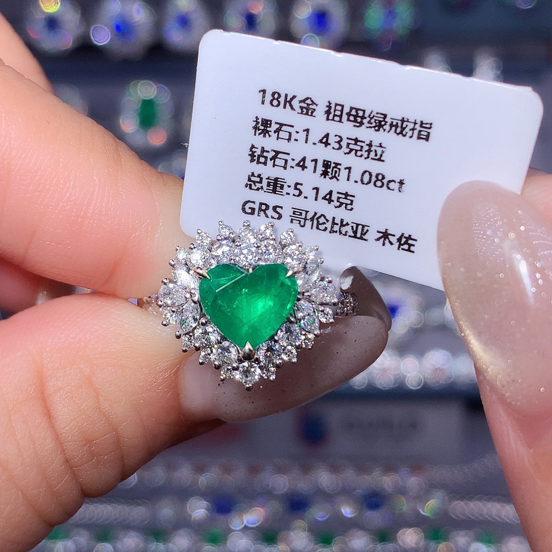祖母绿戒指18K金镶嵌