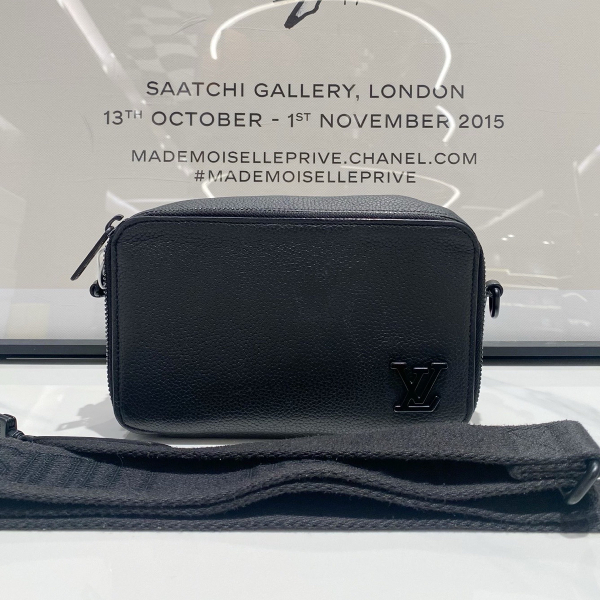 99新 LouisVuitton/路易威登 lv 黑皮logo斜挎包（12014）