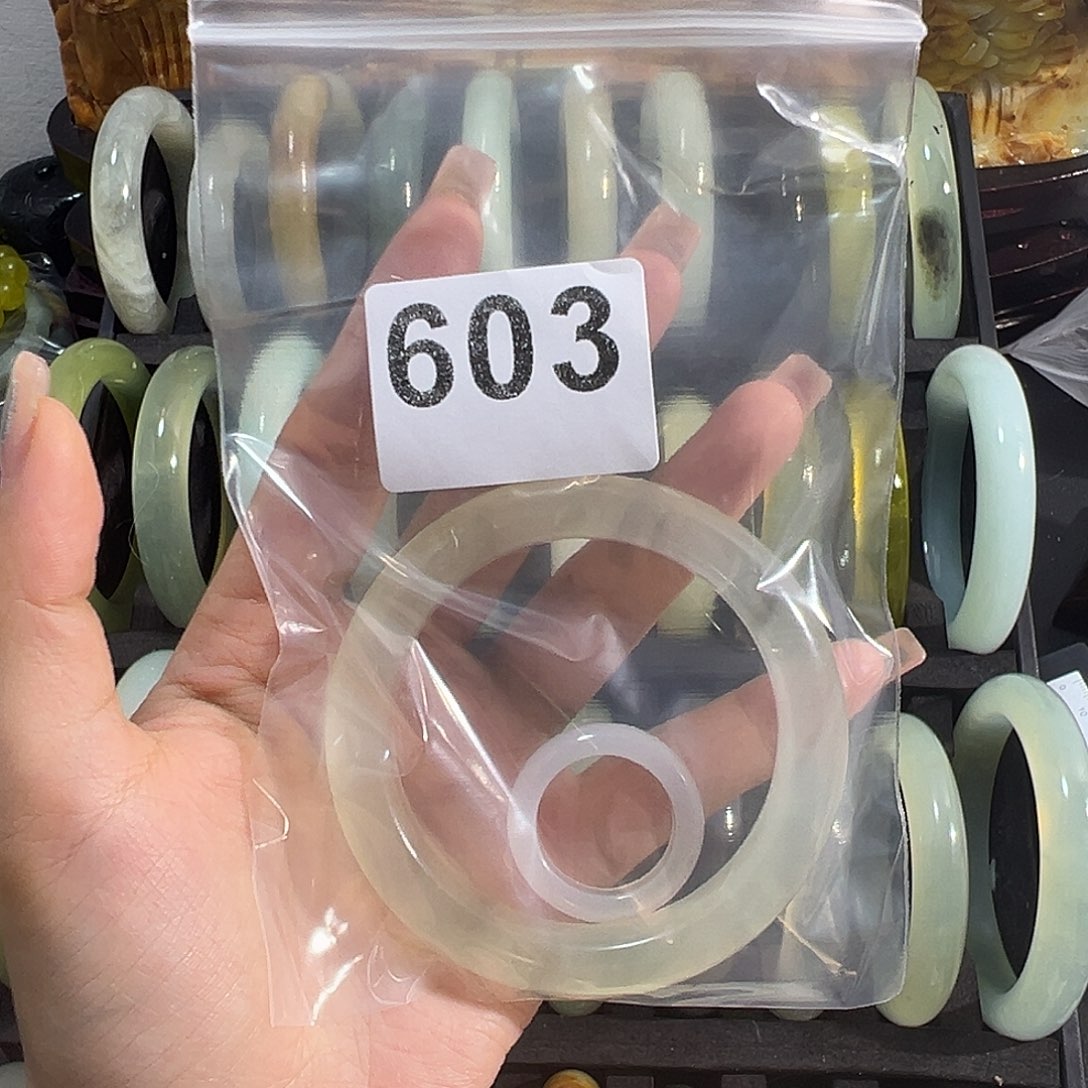 ****.蛇纹石玉未镶嵌手镯