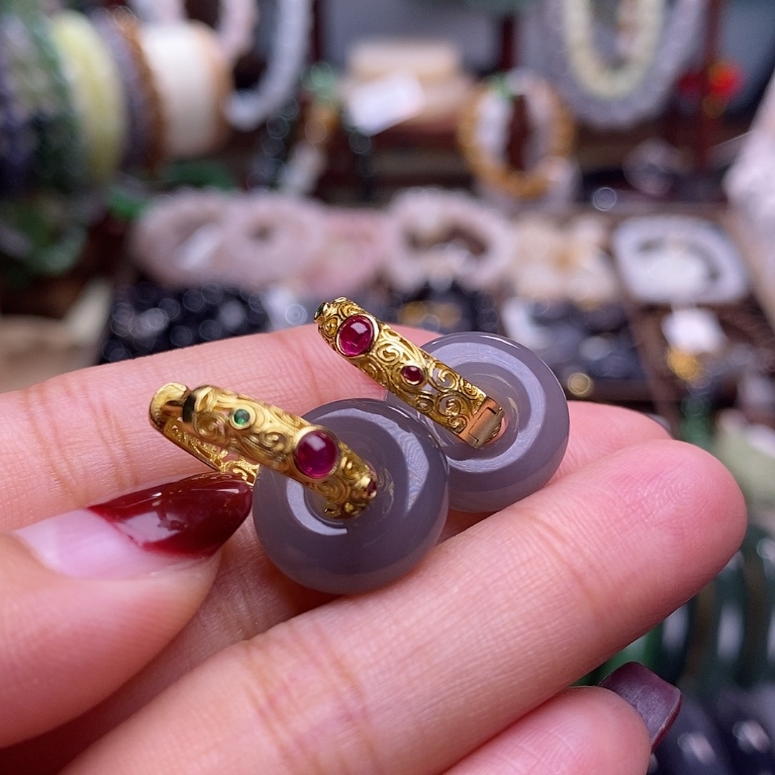 和田玉未镶嵌冰浓烟紫银耳扣