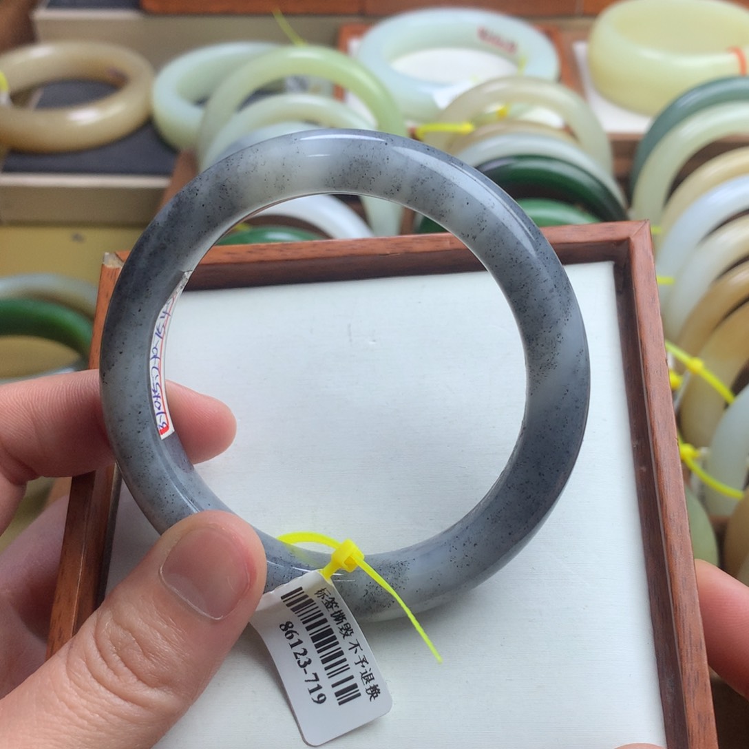 和田玉手镯未镶嵌57.4