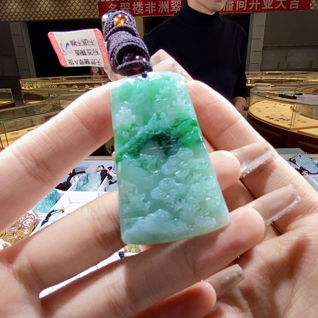 翡翠颈饰未镶嵌你**?翡翠