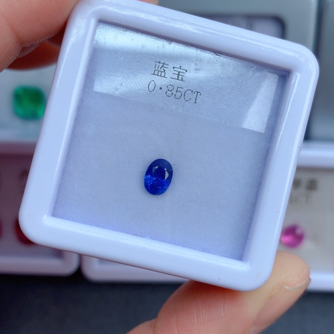0.85克拉裸石蓝宝石未镶嵌