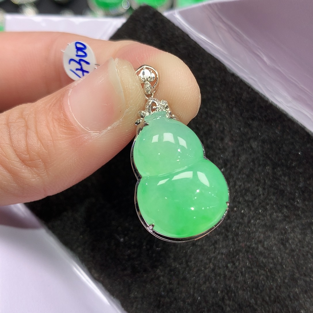 翡翠吊坠(赠链)18K金镶嵌