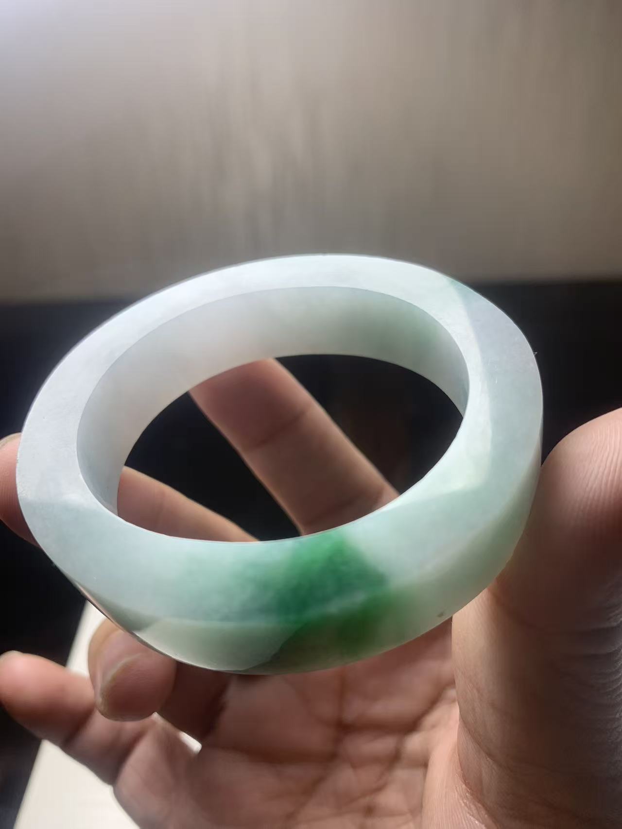 白底青翡翠手镯定制，天然翡翠手镯白底青