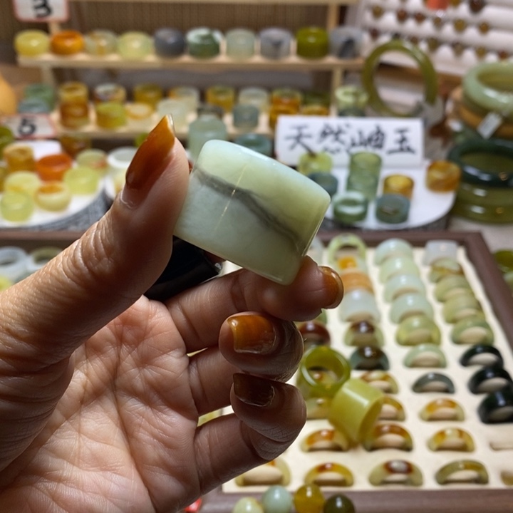 扶***云岫玉未镶嵌戒圈岫玉精品指环