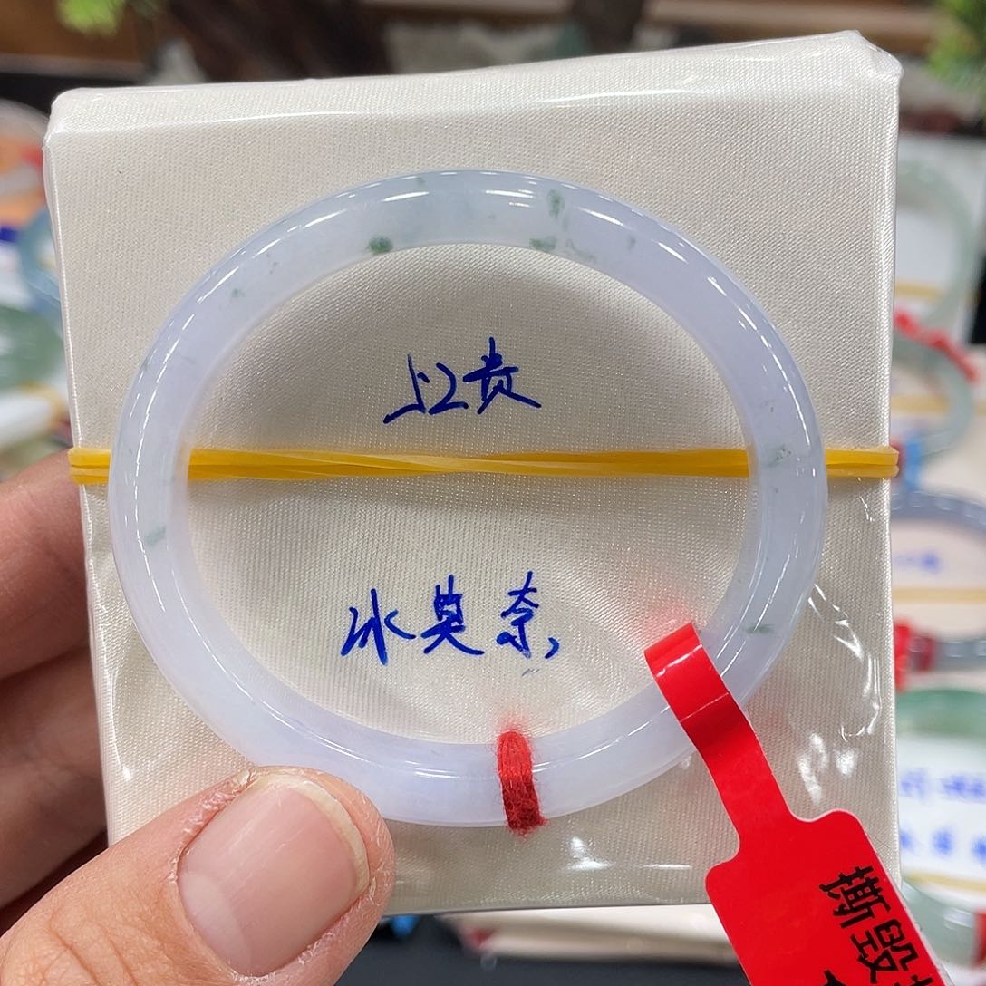 翡翠手镯未镶嵌臭****圈翡翠