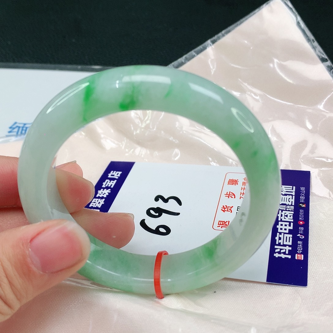 翡翠手镯未镶嵌翡翠