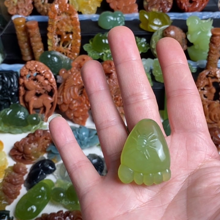 蛇纹石玉未镶嵌颈饰
