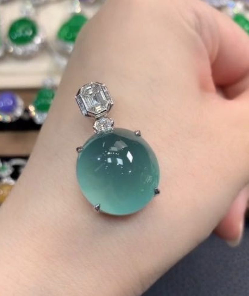 翡翠18K金镶嵌吊坠(不含链) 总价：178000 尾款：18000