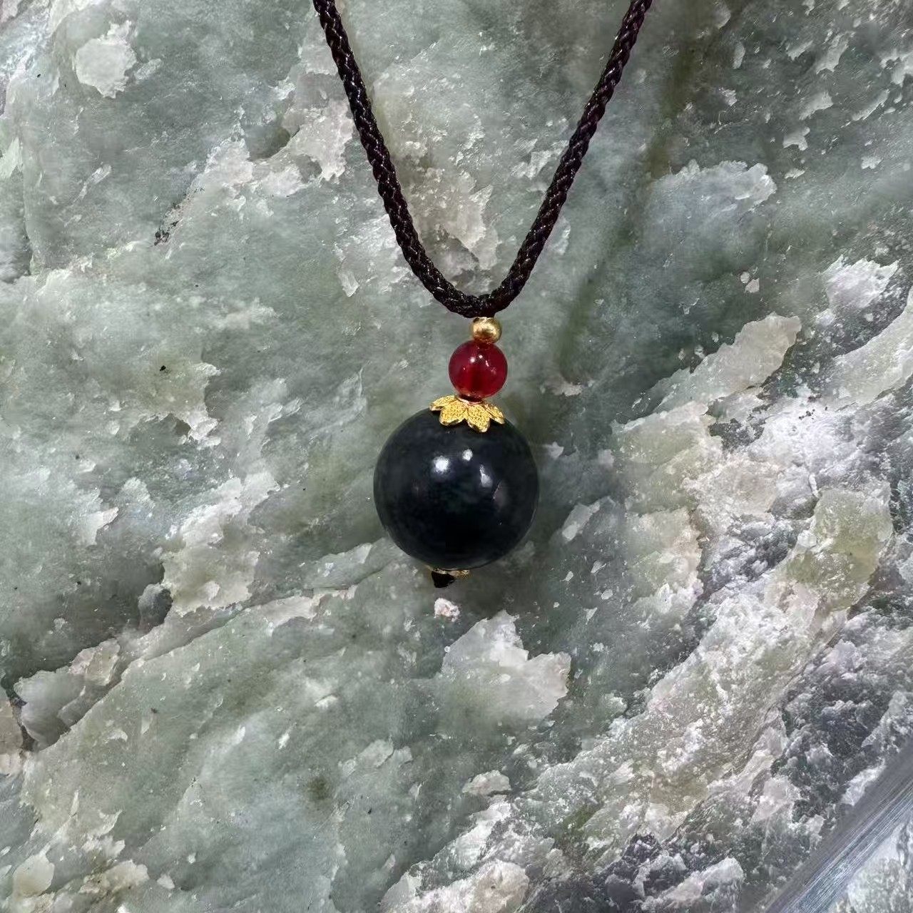 和田玉项链绿一颗