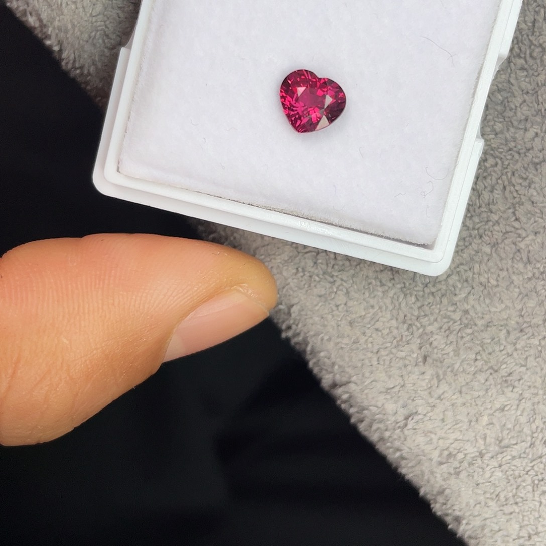 石榴石裸石未镶嵌1.41Ct。  