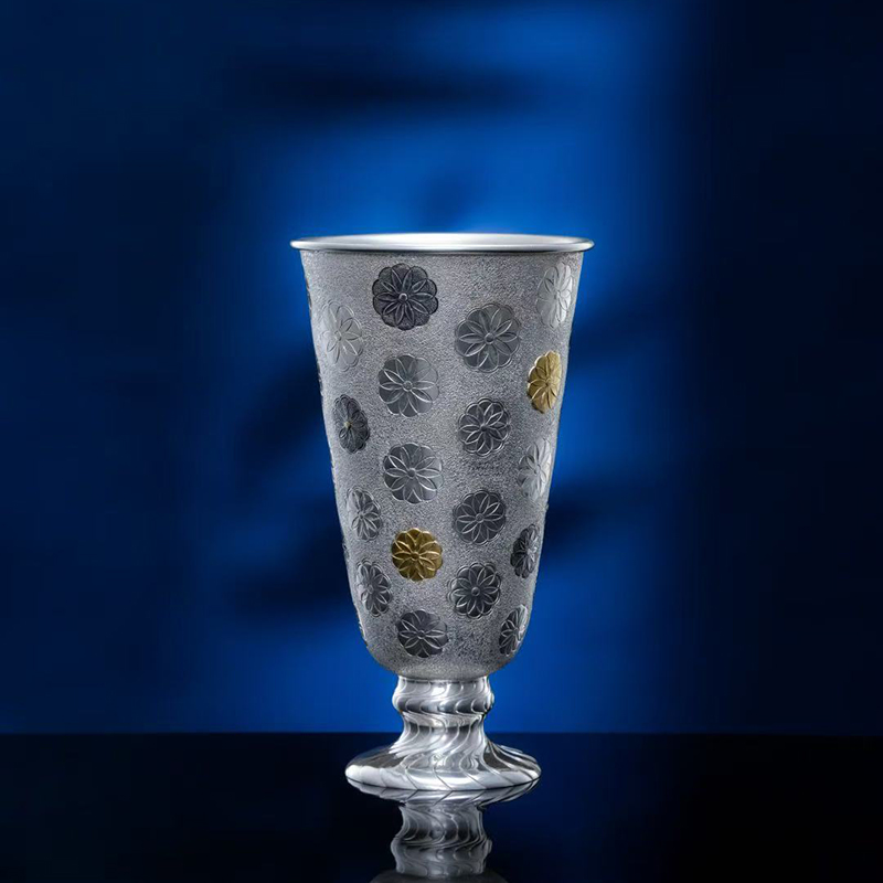 呆坐 | 寸发标手作錾刻嵌金皮球花可乐杯