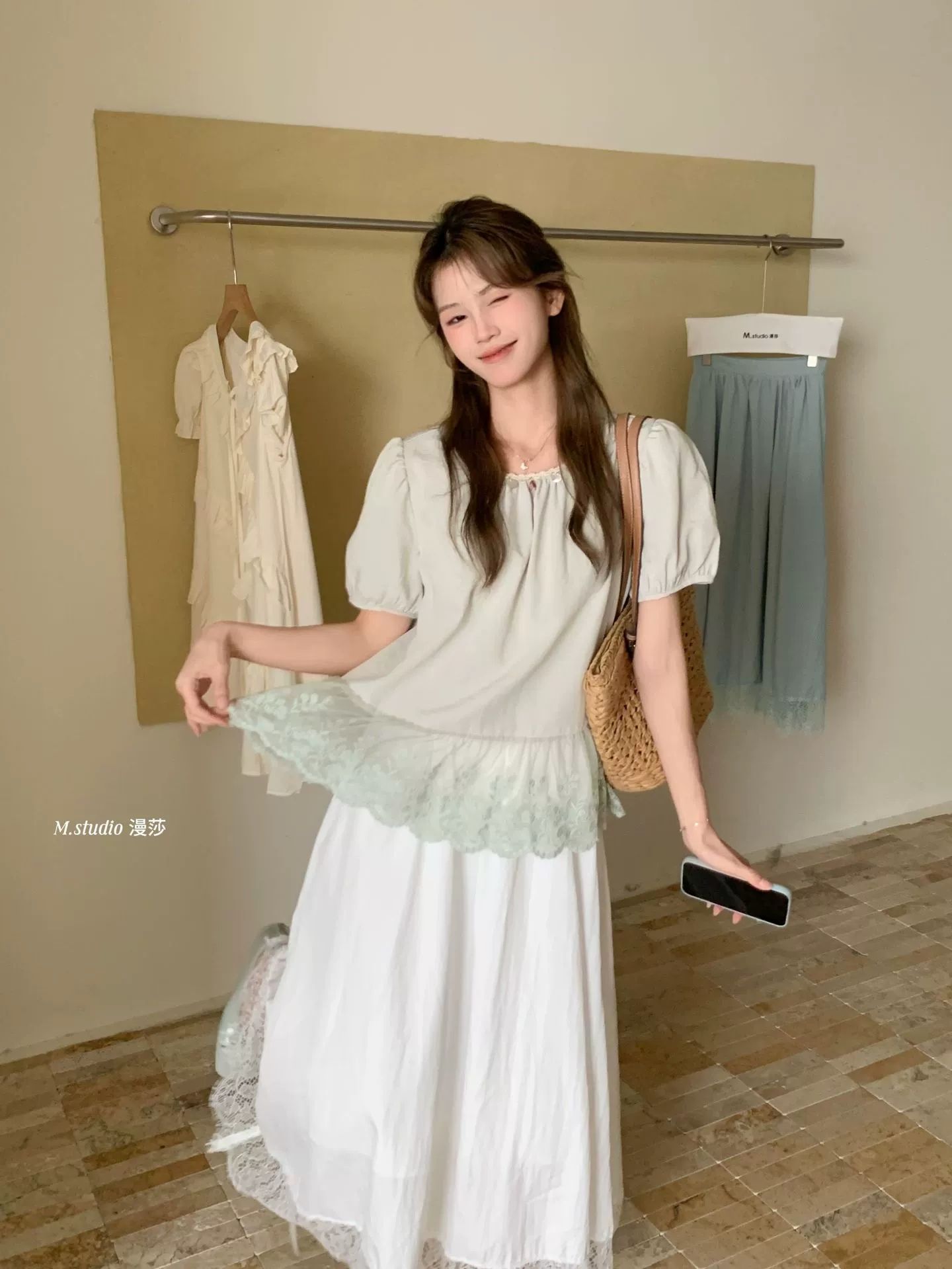 优雅恋曲透纱蕾丝拼接圆领上衣