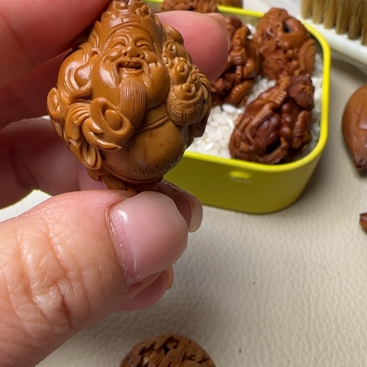 橄榄核吊坠深**光财神