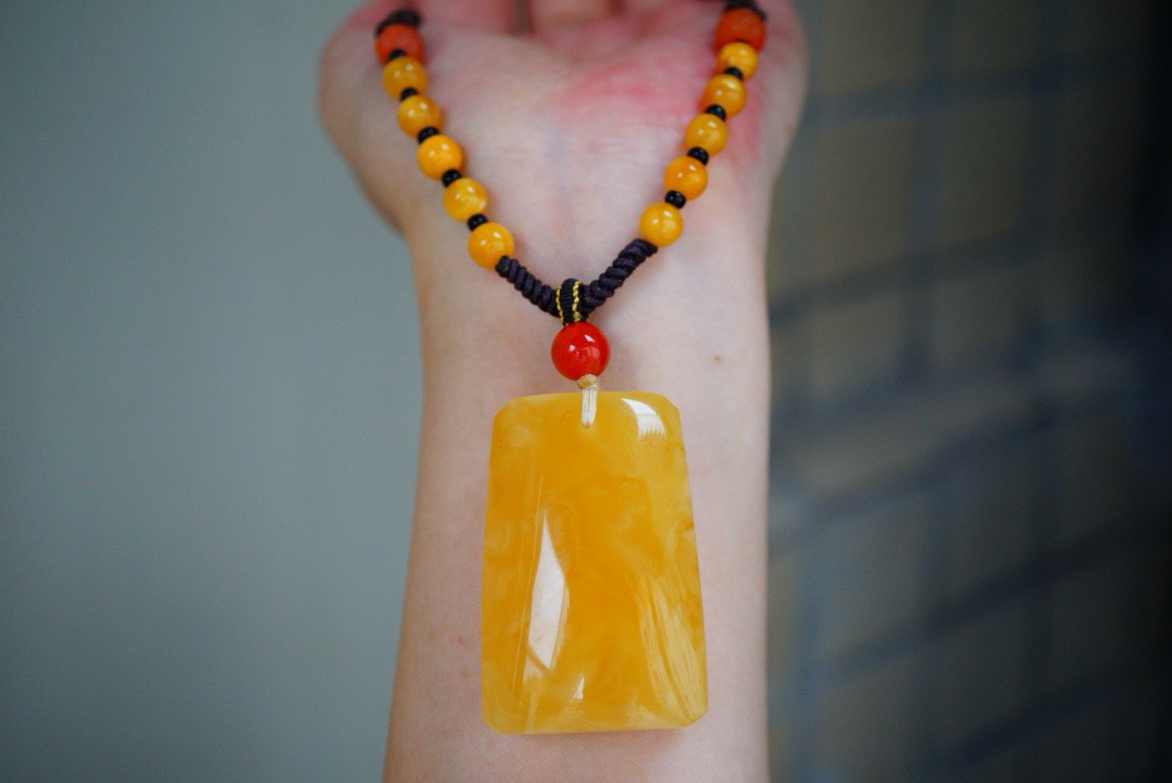 天然原矿满蜜鸡油黄平安无事牌方牌吊坠