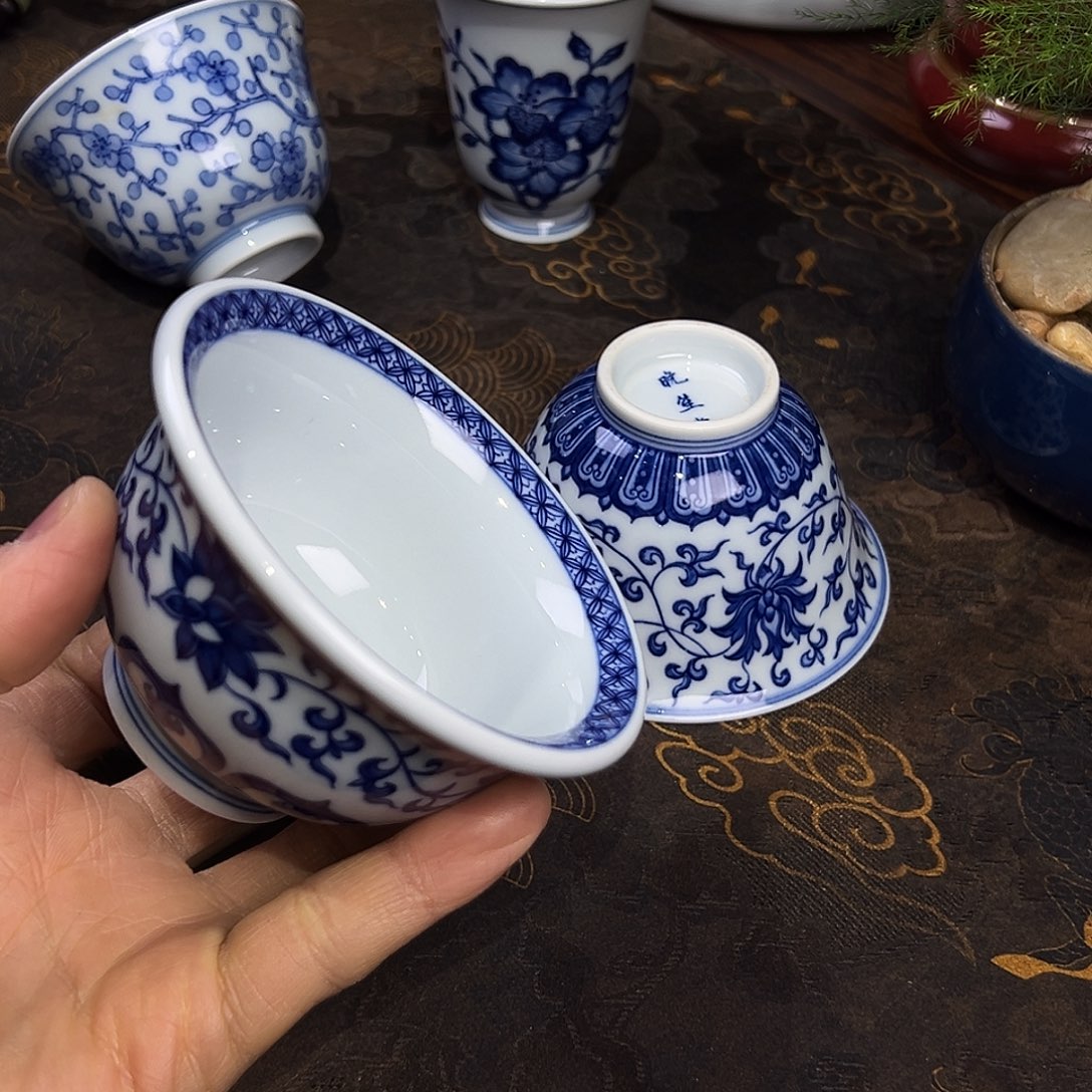 青花缠枝莲压手杯内外绘