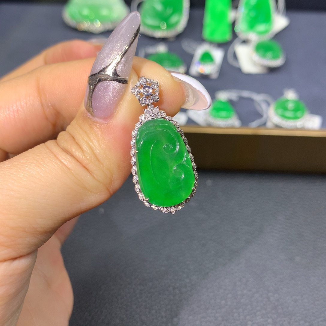 翡翠颈饰18K金镶嵌翡翠