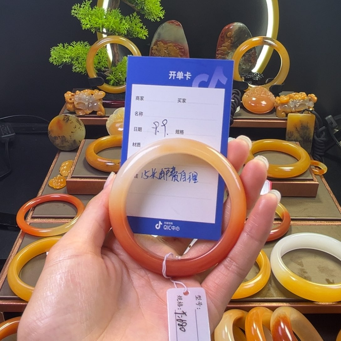 未镶嵌石英质玉（黄龙玉）手镯L**e