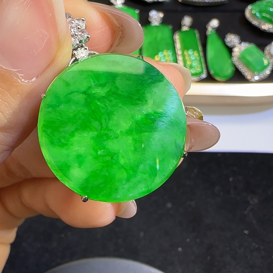 翡翠颈饰18K金镶嵌。