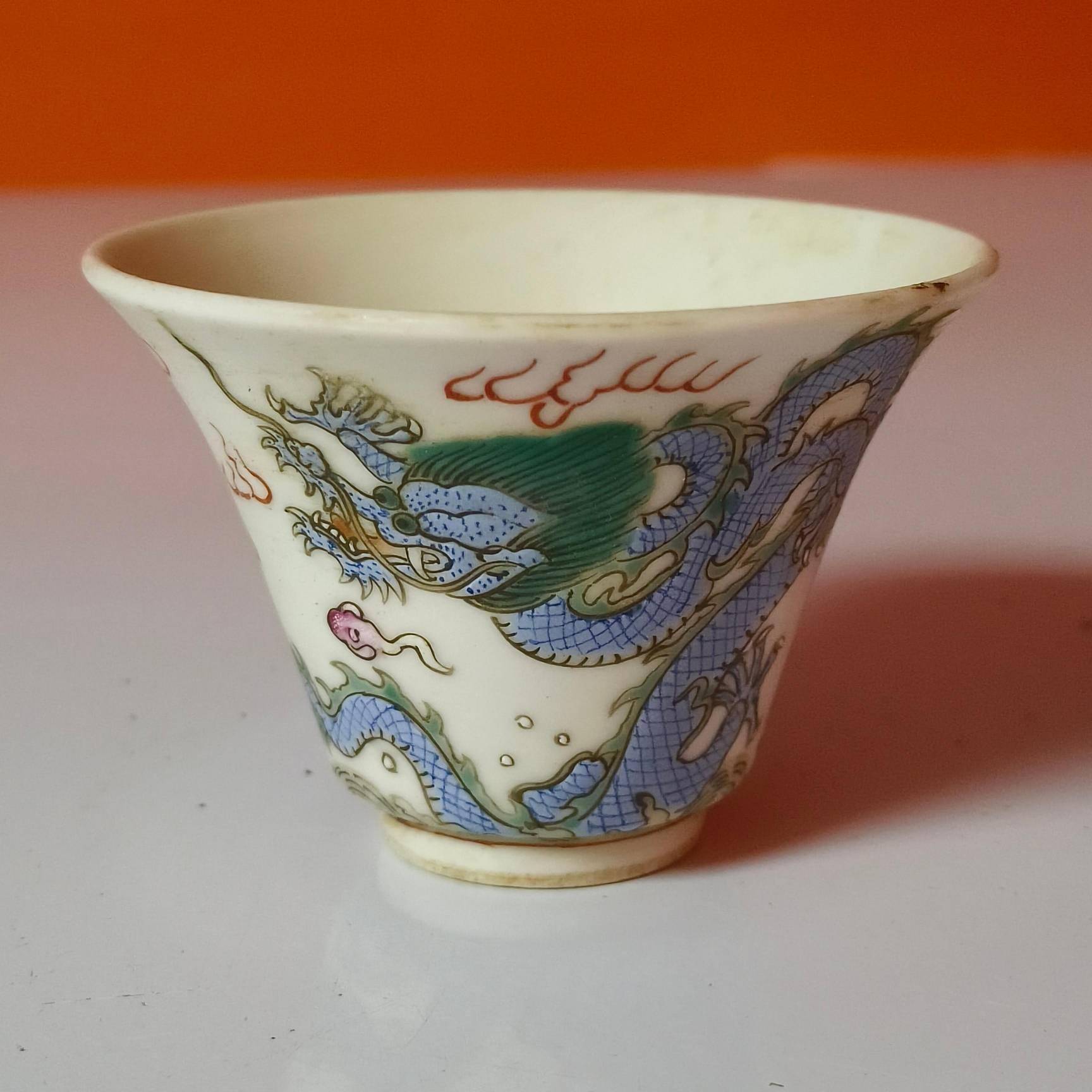 3559清晚期 粉彩游龙纹马蹄杯