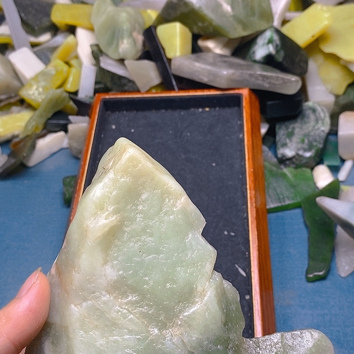 透闪石质玉未镶嵌颈饰诸**意
