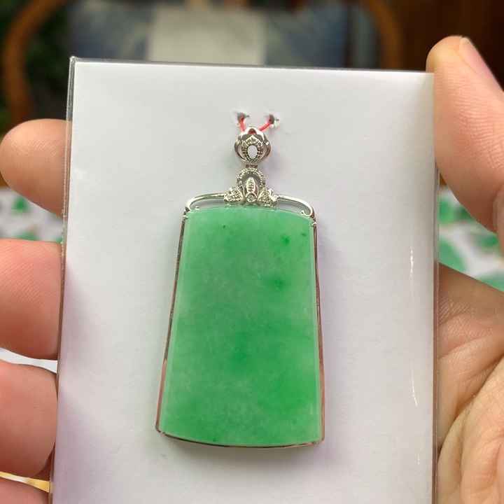 翡翠18K金镶嵌颈饰翡翠吊坠
