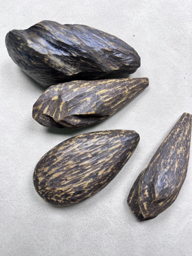 海南黑油格随型原料瘤疤吊坠