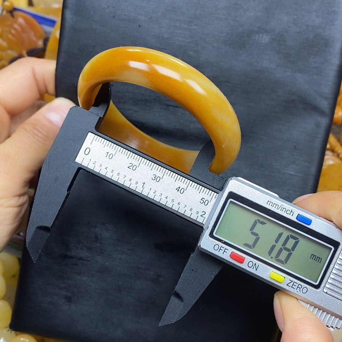 石英质玉（黄龙玉）颈饰未镶嵌