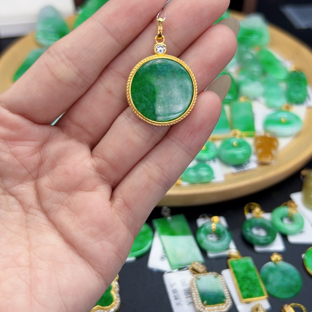 翡翠颈饰未镶嵌天然缅料A货一件