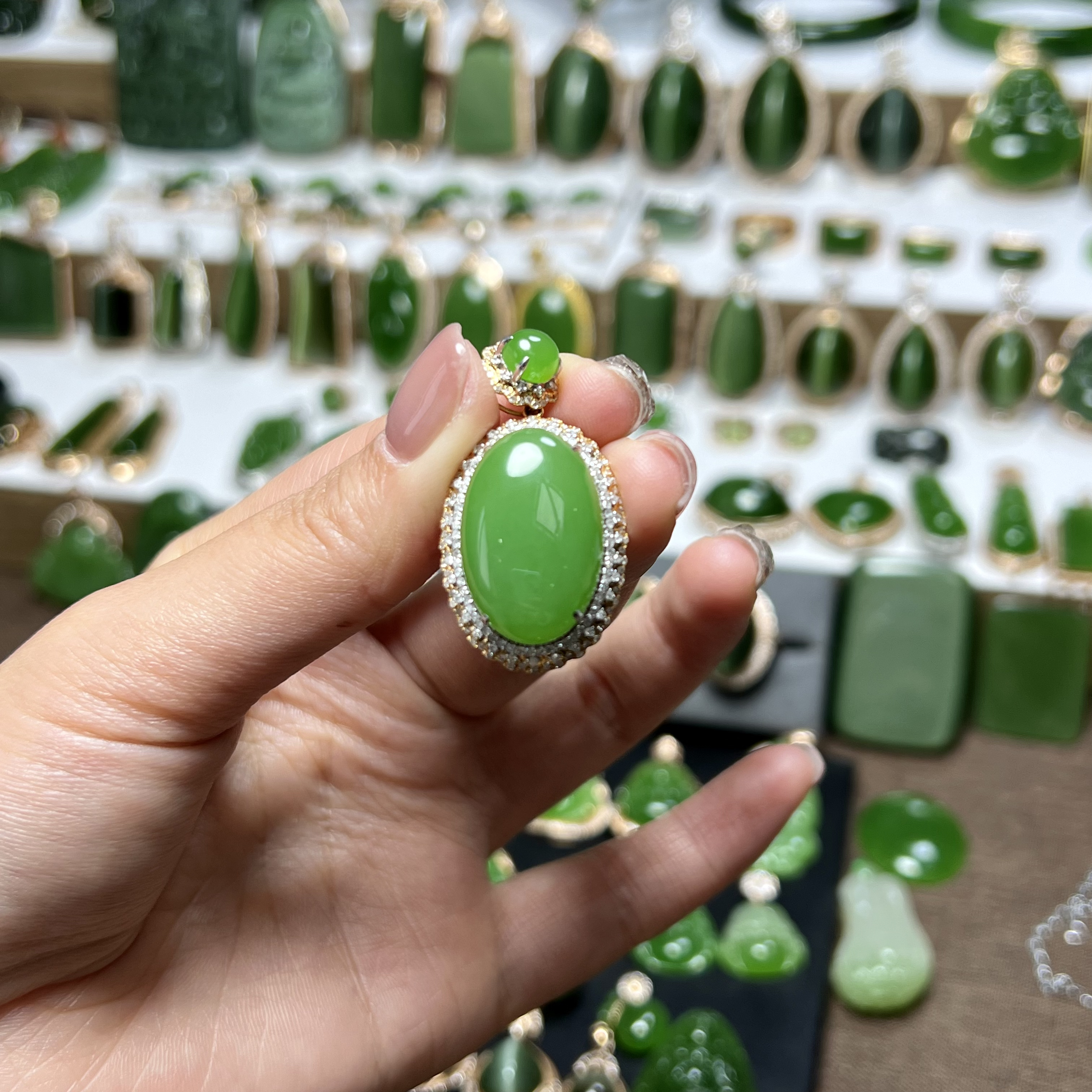 和田玉碧玉18K金镶嵌苹果绿蛋面吊坠