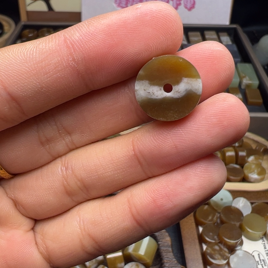 和田玉（糖玉）未镶嵌珠宝奇石圆牌