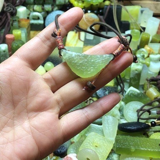 未镶嵌蛇纹石玉吊坠