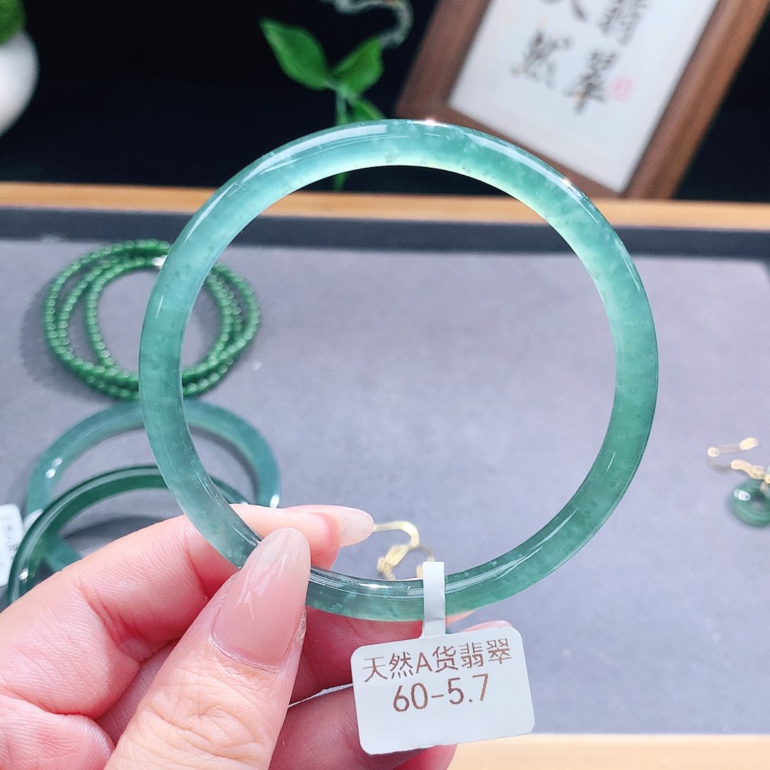 翡翠手镯（圆镯）未镶嵌