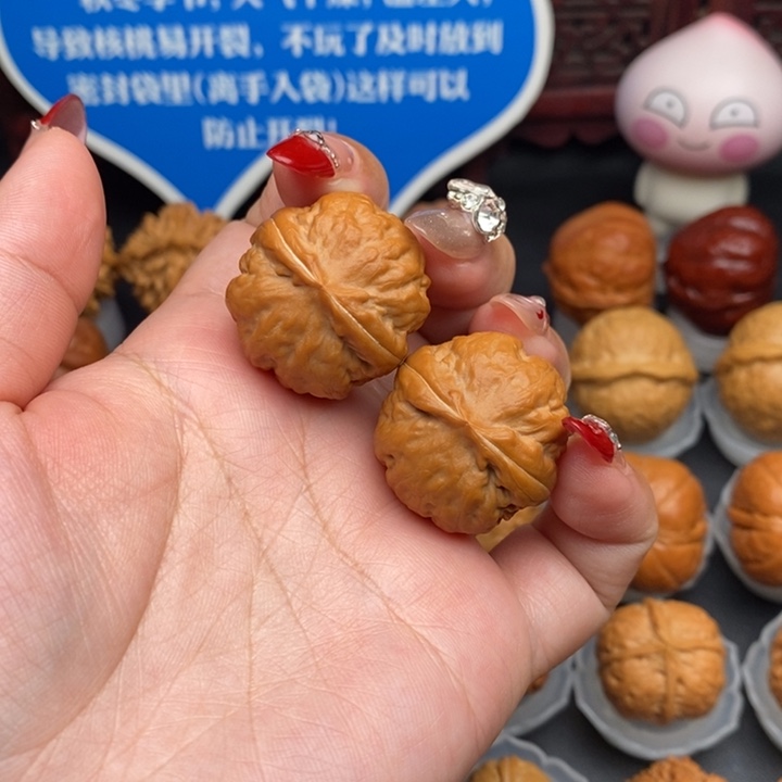 文玩核桃把件小*弟玉石方尊