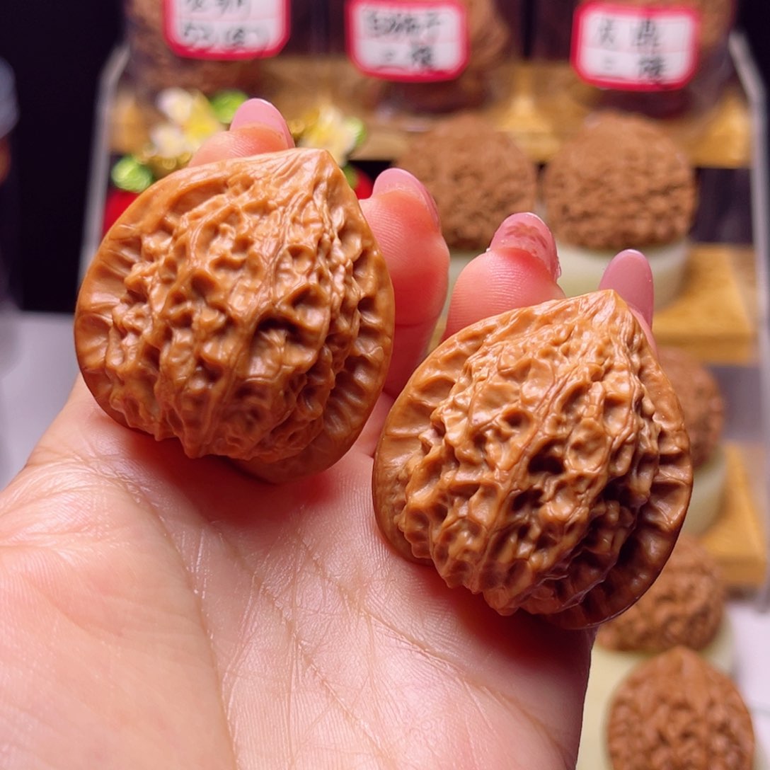 文玩核桃吊坠38尺金牛狮子头