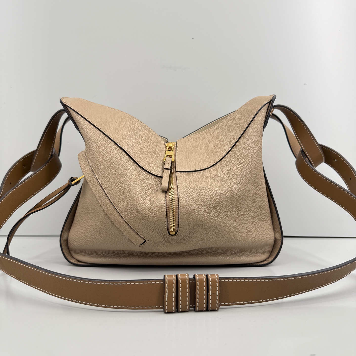 95新 LOEWE/罗意威 优选/Hammock沙色吊床包/28×24×14/Z110913