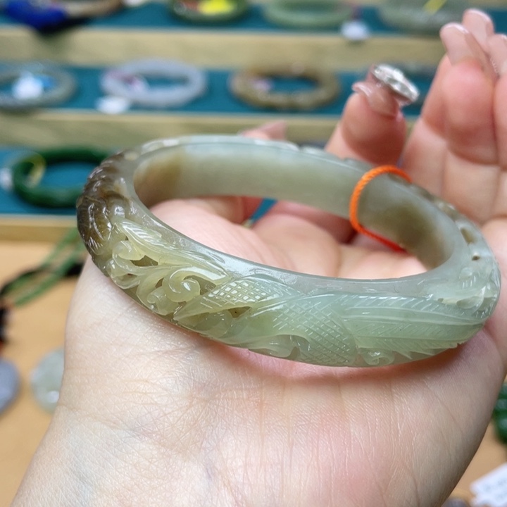 和田玉手镯61圈口。编号3未镶嵌