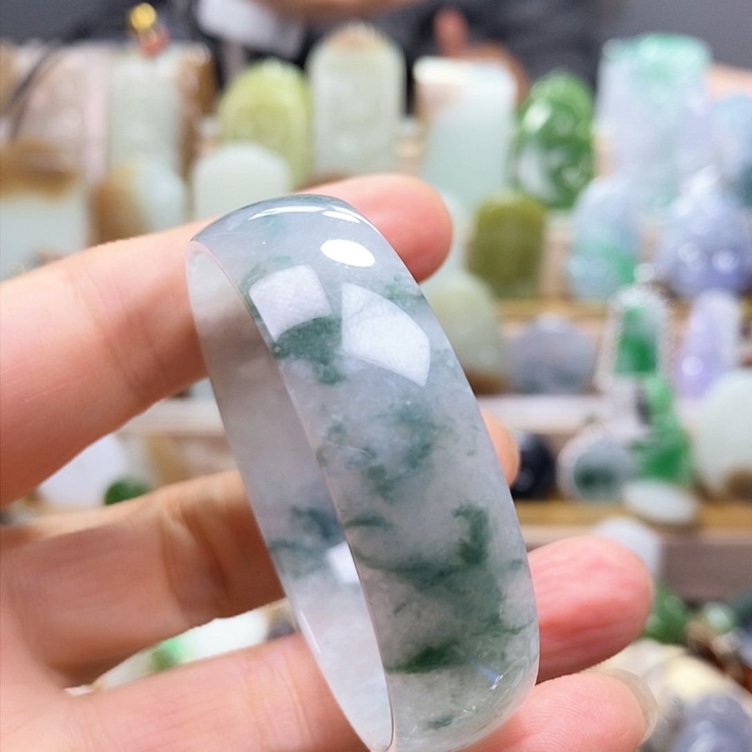 翡翠手镯未镶嵌翡翠