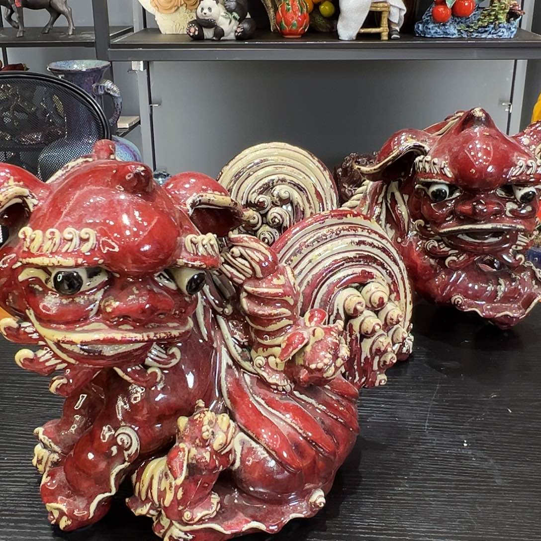 红釉狮子陶瓷制品摆件