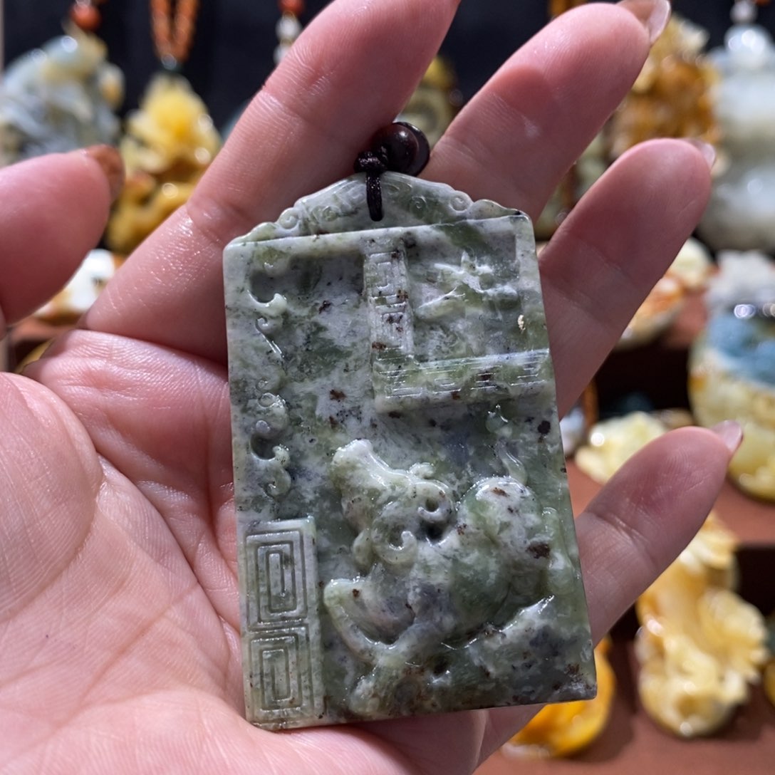 蛇纹石玉未镶嵌颈饰