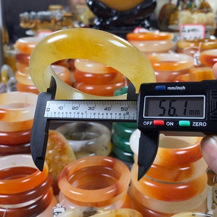 石英质玉（黄龙玉）颈饰合金