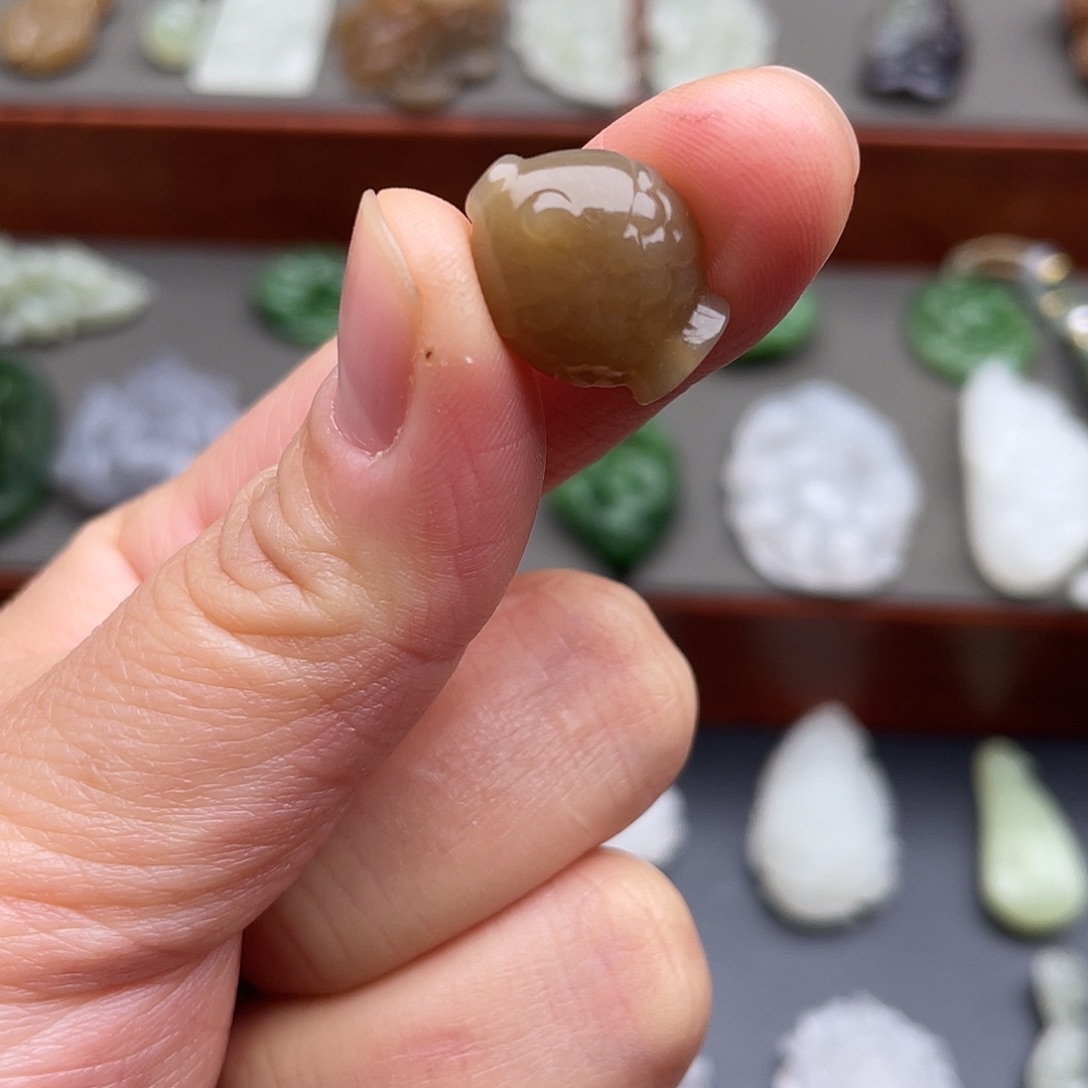 和田玉未镶嵌颈饰满糖色小鱼配饰