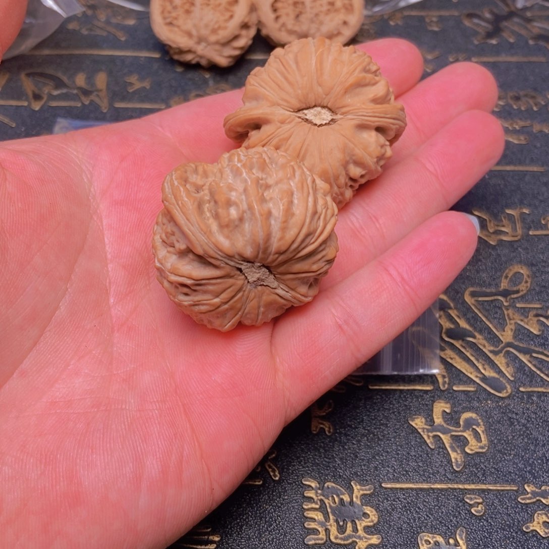 文玩核桃把件喝****盖白狮子