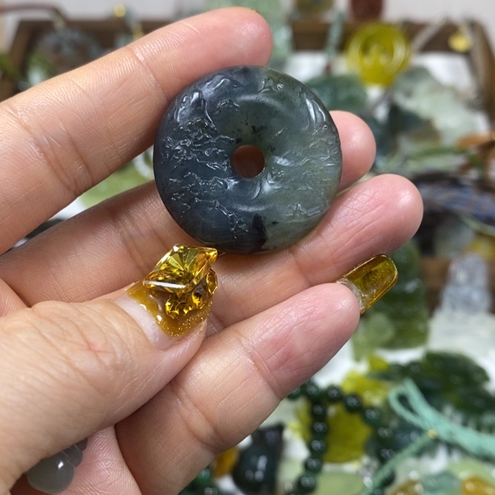 未镶嵌蛇纹石玉吊坠