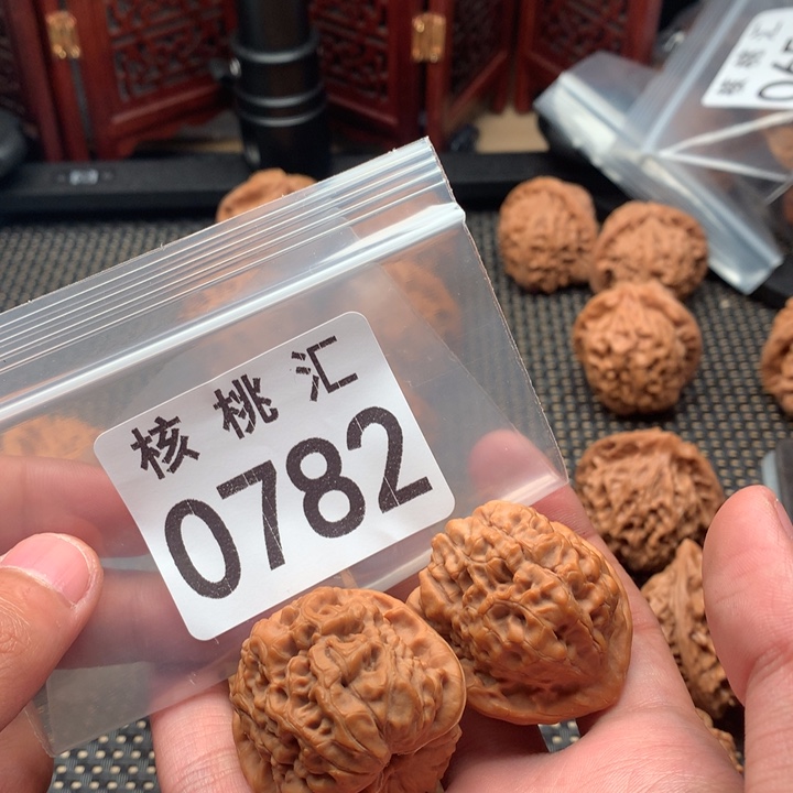 文玩核桃吊坠金字塔