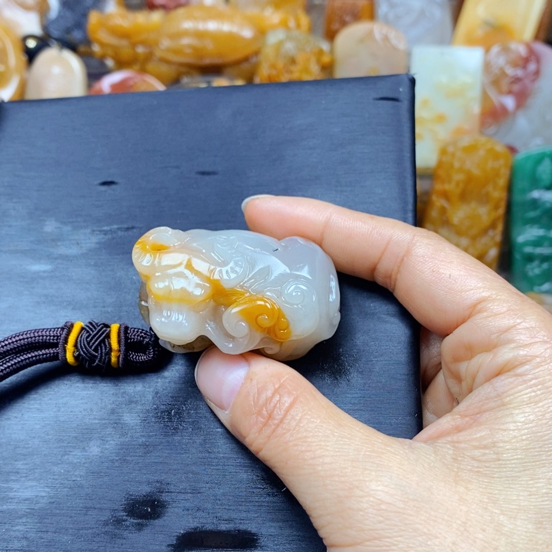 石英质玉（黄龙玉）颈饰未镶嵌